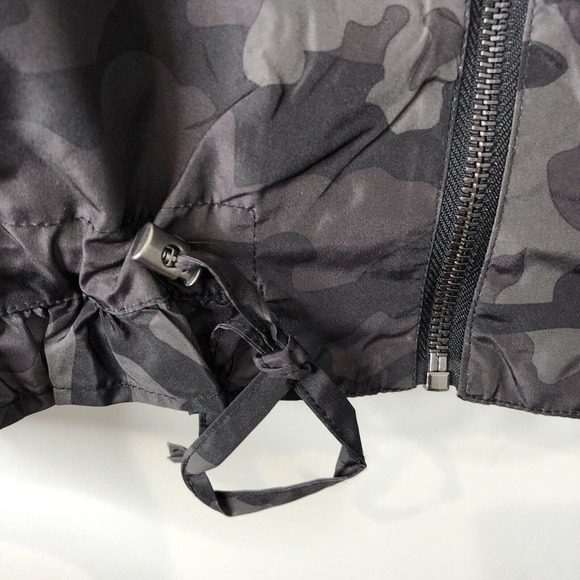 Sanctuary NWT Women's Short Camouflage Full Zip Anorak in Grey Camo Size Small - Picture 3 of 10